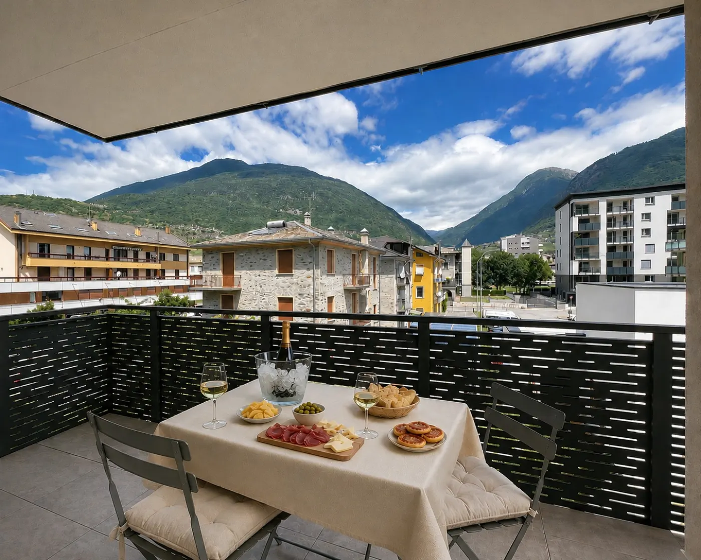 Colazione in terrazza con vista montagne a Sondrio