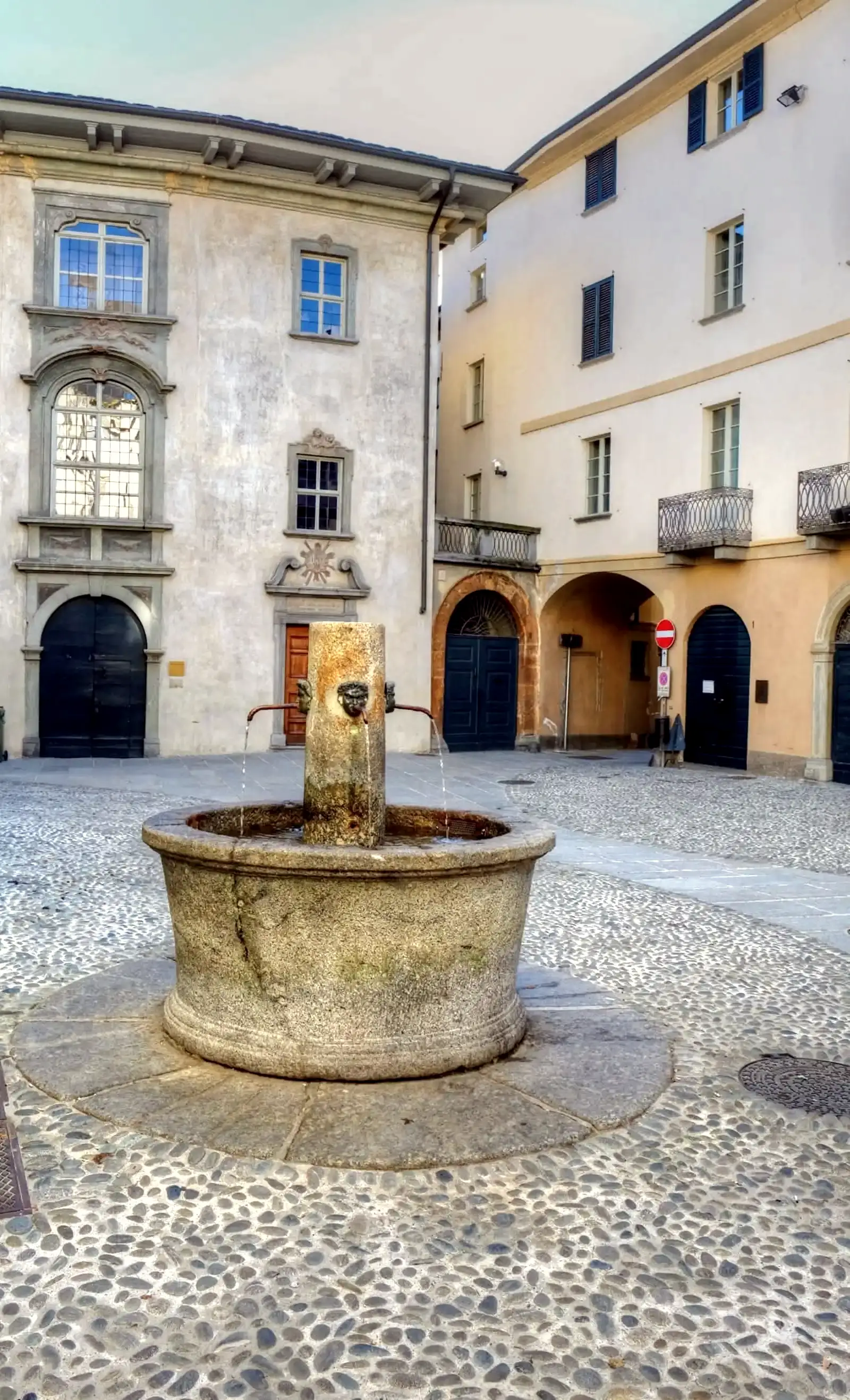 Cortile storico con fontana nel centro di Sondrio